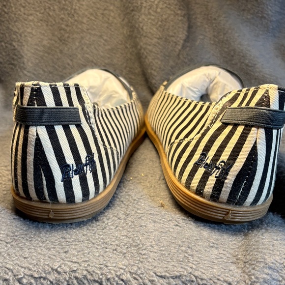 Chic Striped Women's Flats - Picture 6 of 8